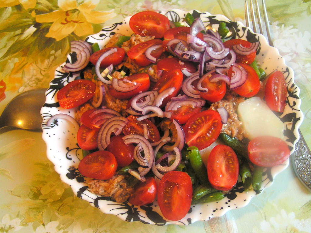 Салат с фасолью картошкой и тунцом