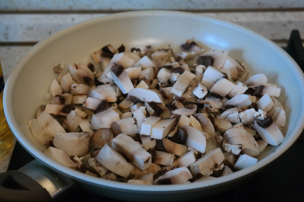Обжариваем грибы и лук