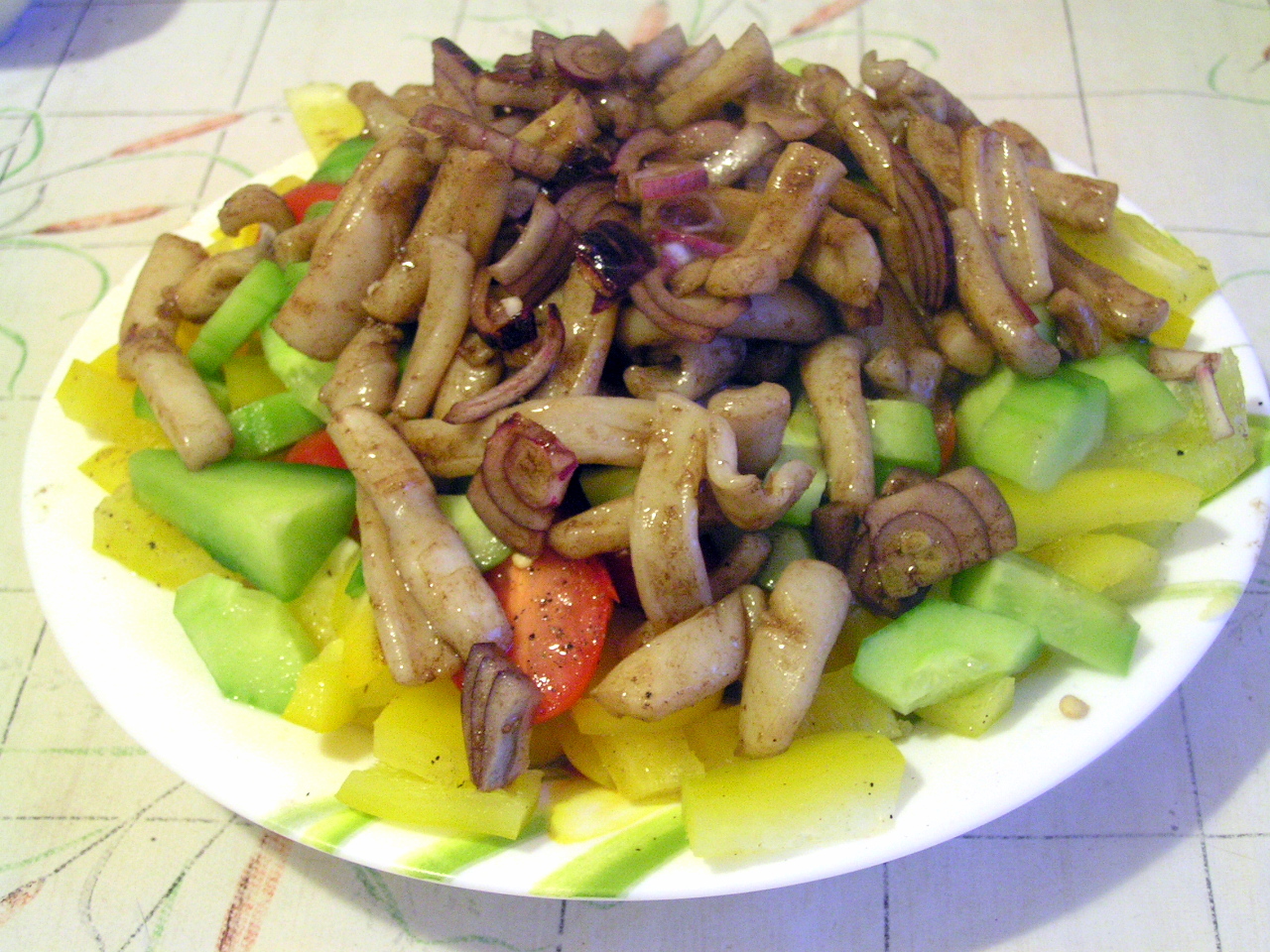 Салат с маринованными кальмарами, помидорами и огурцом