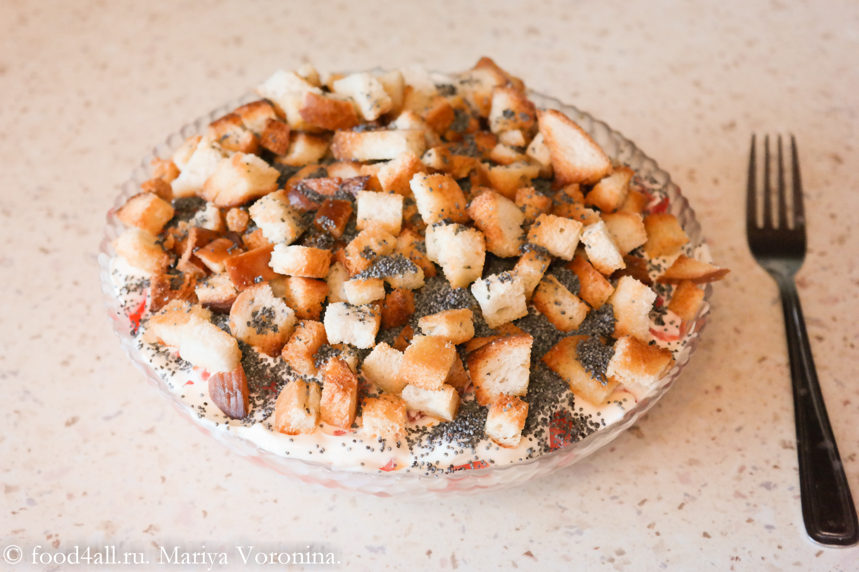 Салат с маком и помидорами. Салат маковый с копченой курицей. Салат курица под кайфом с маком. Салат курочка под кайфом. Маковый салат с сухариками и помидорами.